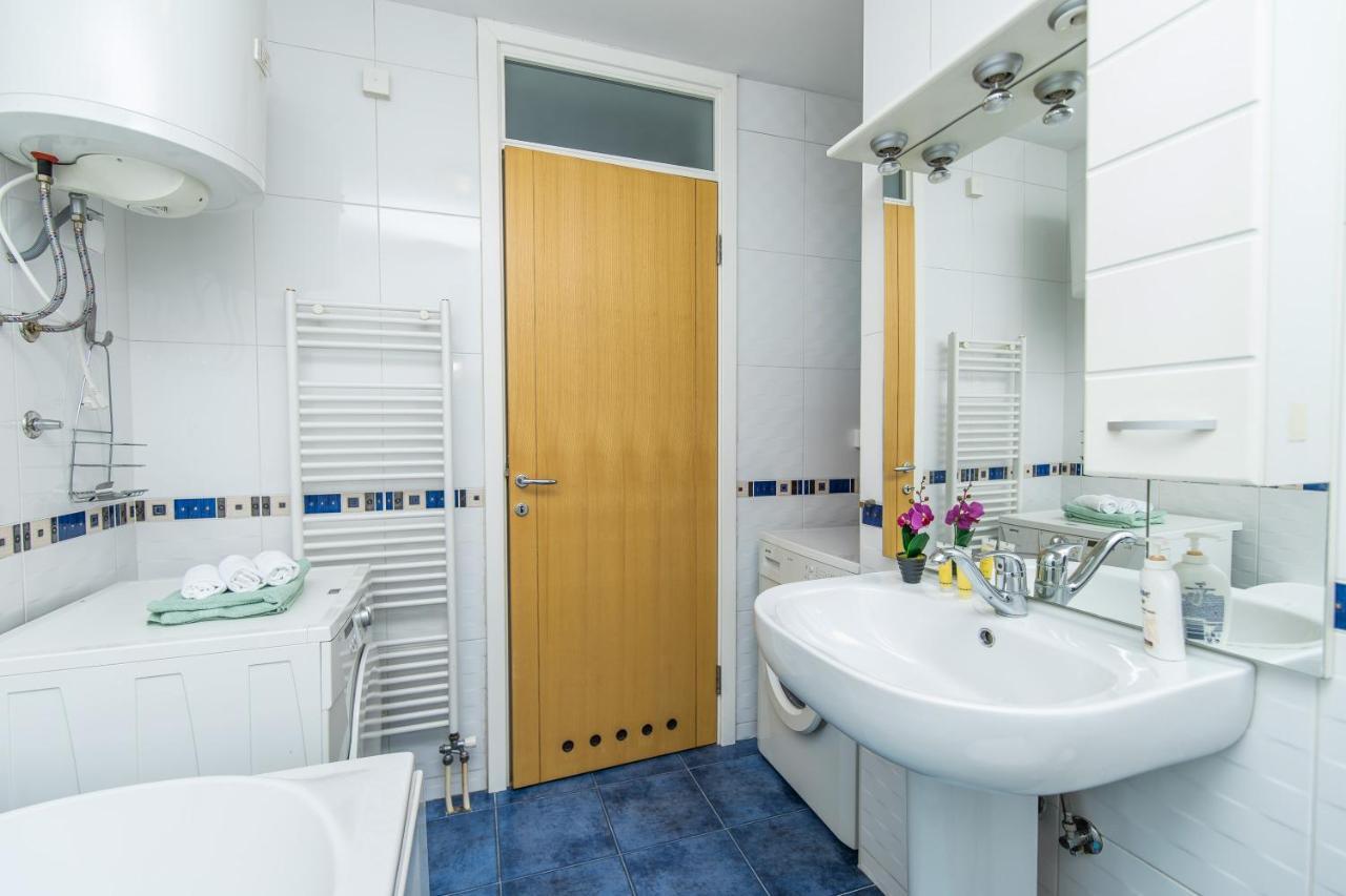 Modern 2Bdr Apartment In The Center- Free Parking ซาราเยโว ภายนอก รูปภาพ